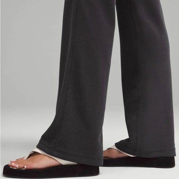 Lululemon Ribbed Softstreme 32.5” Flared Pant Black/Gray
Size 6💎EUC! Retail $138 - Picture 4 of 10